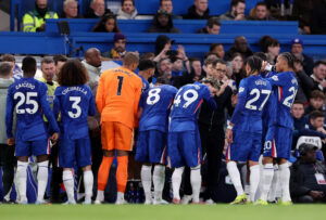 Chelseas spillere står samlet inde på banen.