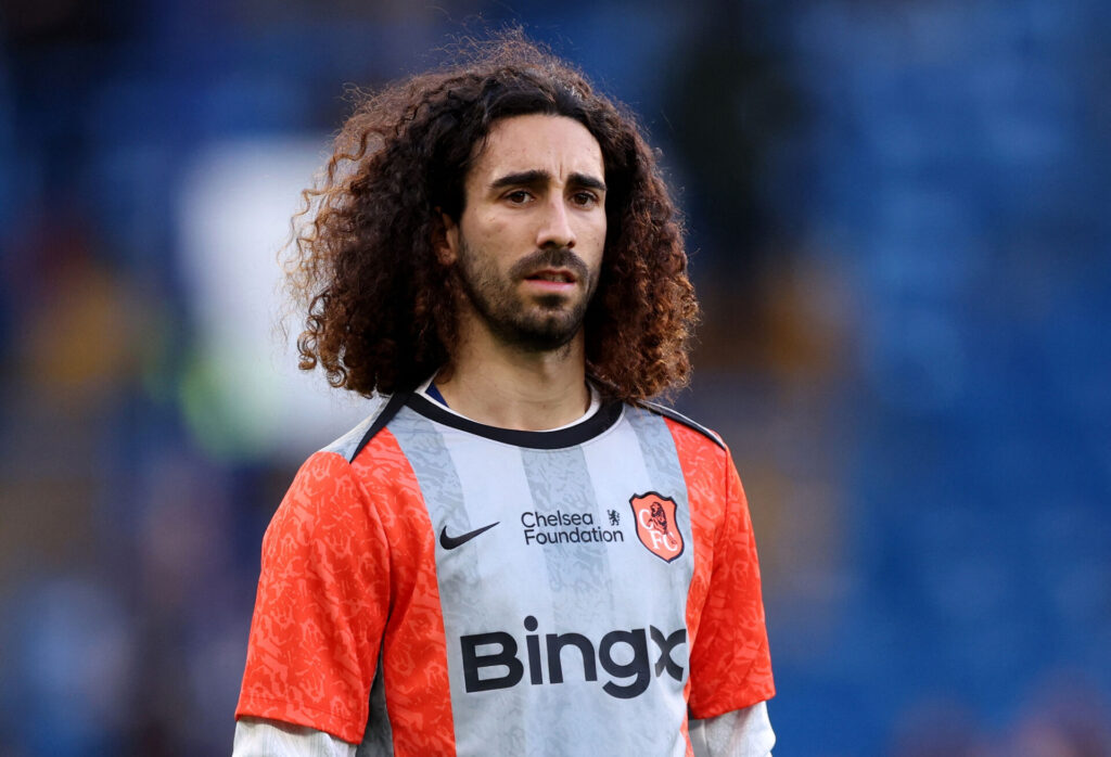 Marc Cucurella kigger ud i luften.