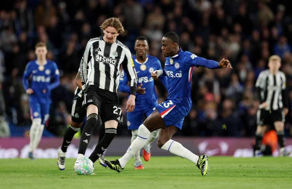 Woltemade og Chalobah i duel om bolden