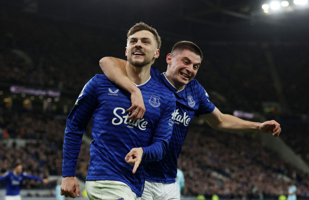 Kiernan Dewsbury-Hall og Vitaliy Mykolenko.