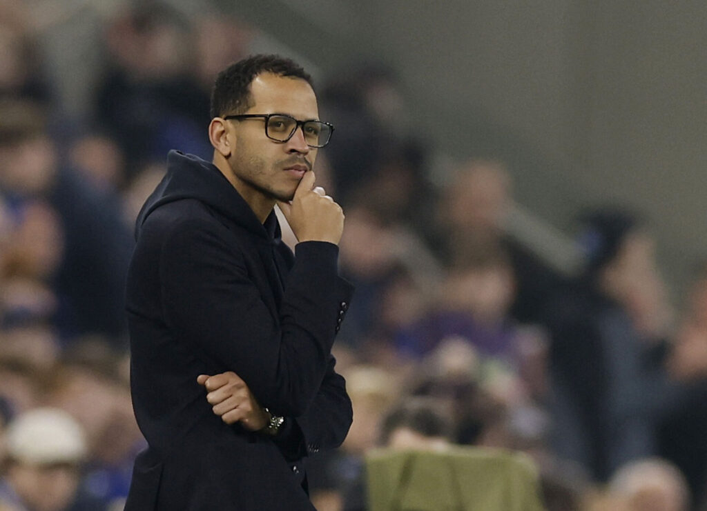 Chelsea træner ser bekymret ud.