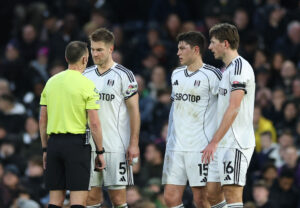 Joachim Andersen får sig et ord med dommeren.