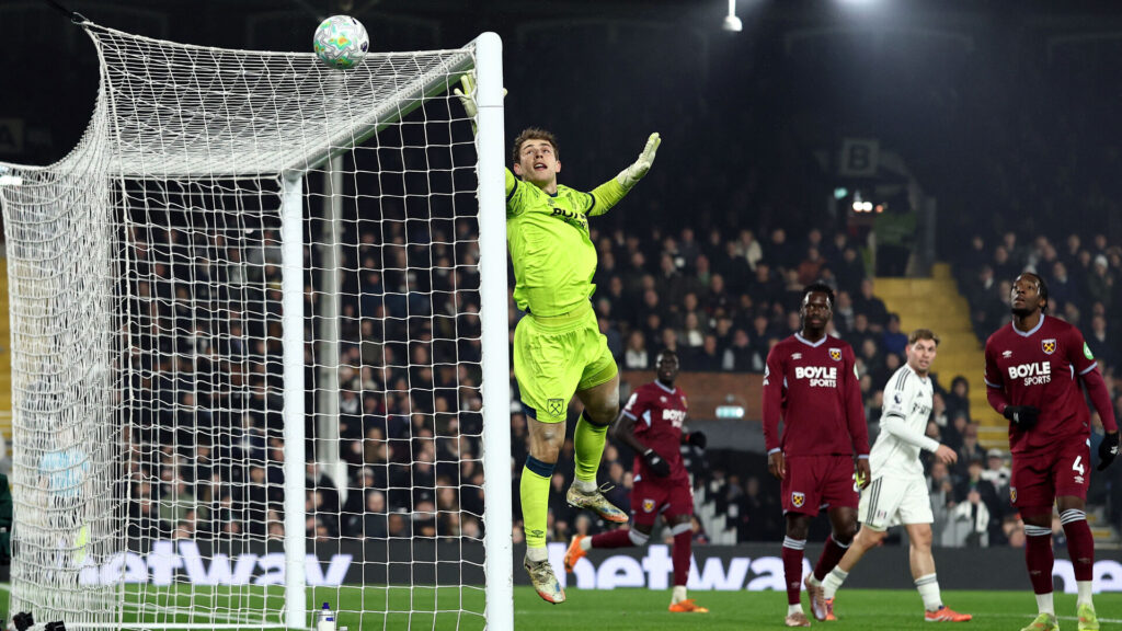 Mads Hermansen redder bold mod Fulham