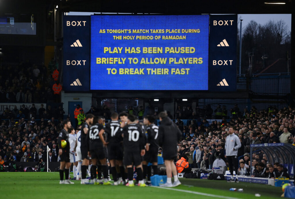 Ramadan-pause i Premier LEague-kampen mellem Leeds og Manchester City.