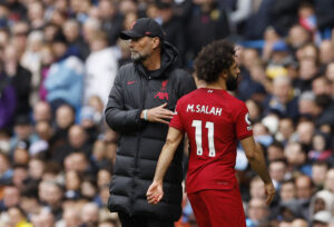 Klopp klapper Salah på ryggen