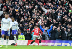 Matheus Cunha surfer på Old Trafford.