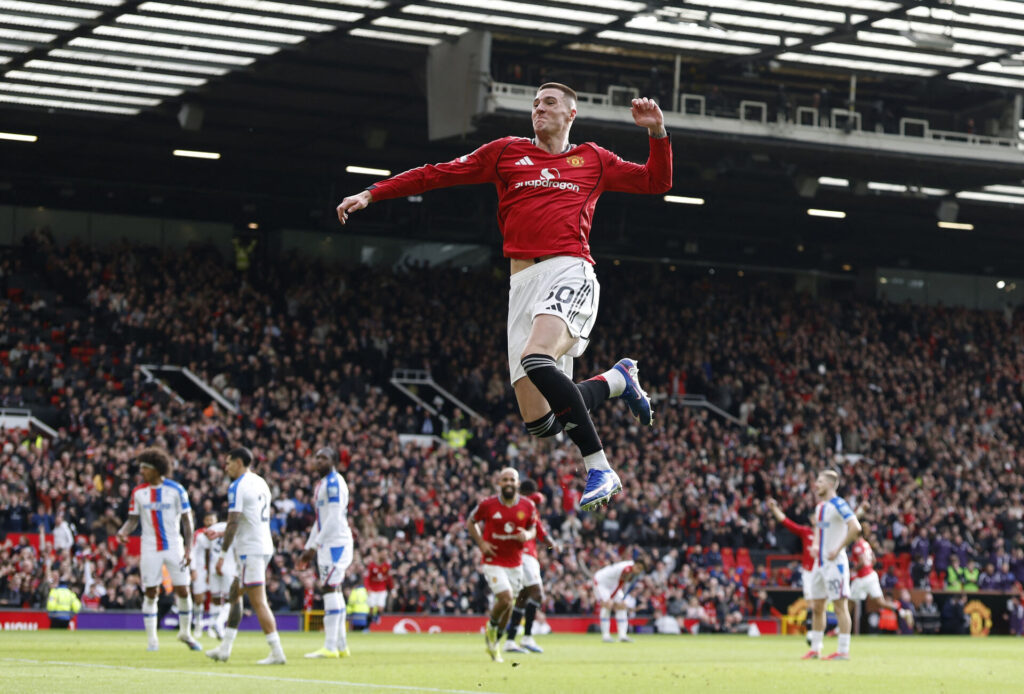 Benjamin Sesko hopper højt.