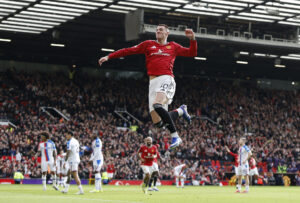 Benjamin Sesko hopper højt.