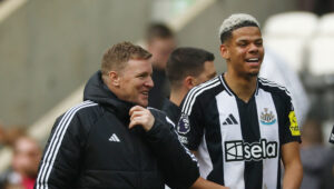 Newcastle manager Eddie Howe og danske William Osula går og griner