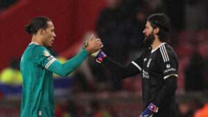 Virgil van dijk og Alisson Becker giver hånd.