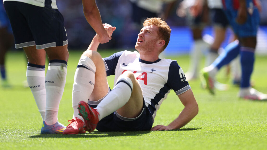 Tottenhams Dejan Kulusevski bliver skadet i en kamp mod Crystal Palace