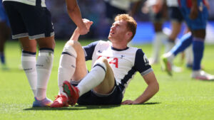 Tottenhams Dejan Kulusevski bliver skadet i en kamp mod Crystal Palace