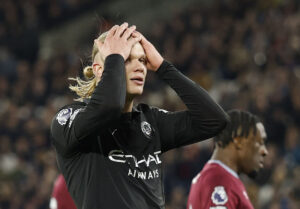 Erling Haaland har hænderne på hovedet mod West Ham