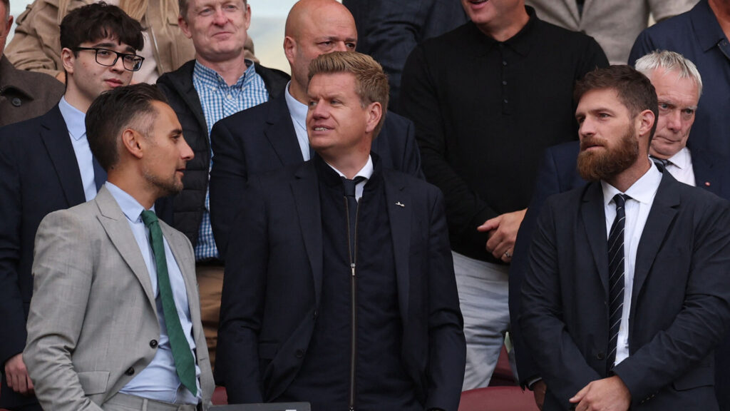 Tottenhams Johan Lange står sammen med en række folk