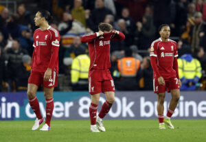 Liverpool-spillerne Virgil van Dijk, Alexis MacAllister og Rio Ngumoha.