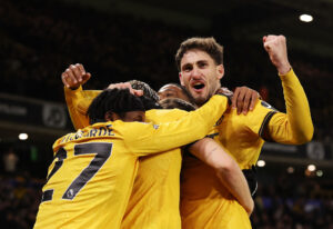 Wolves-spillerne fejrer et mål mod Liverpool.