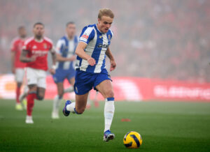 Victor Froholdt løber med bolden mod Benfica