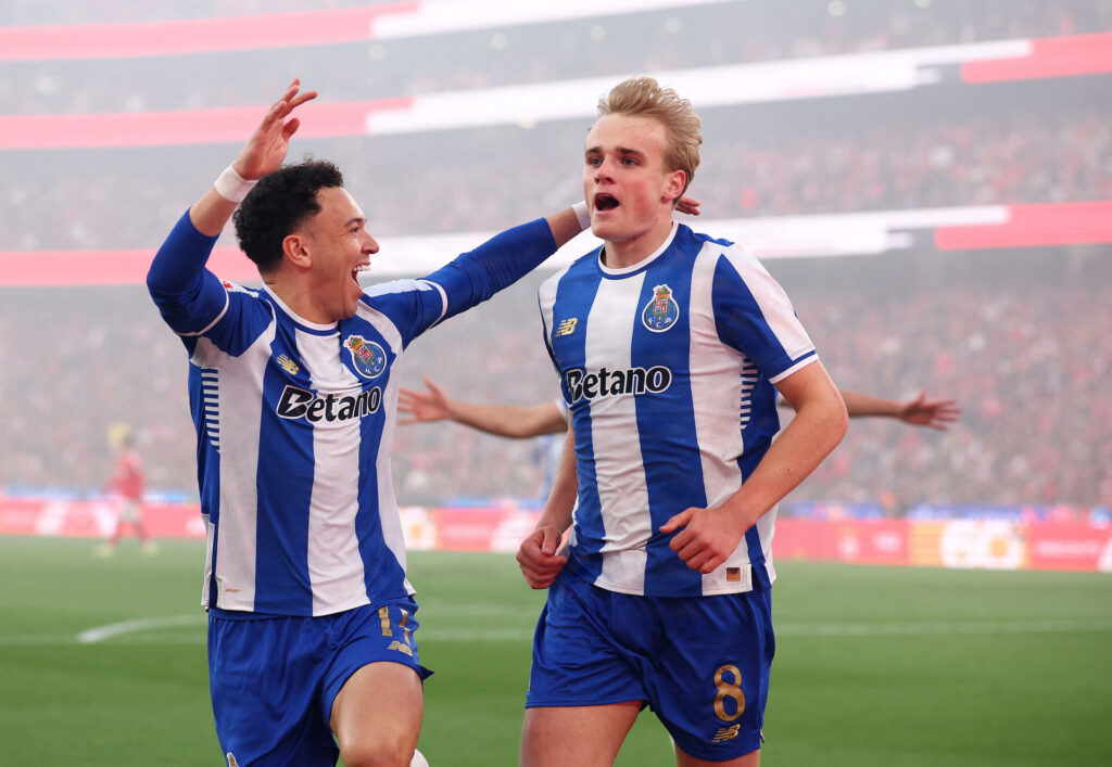 Victor Froholdt jubler over en scoring med en holdkammerat