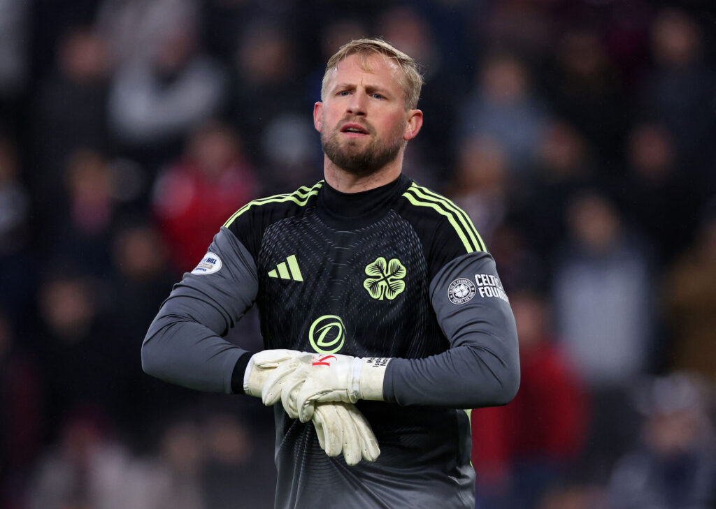 Kasper Schmeichel i færd med at tage handsker.