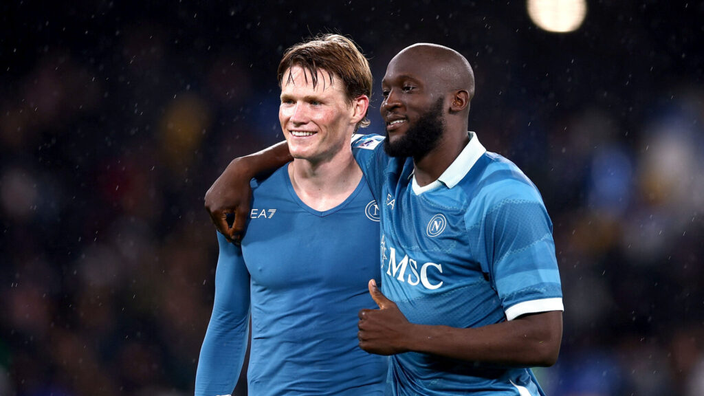 Romelu Lukaku og Scott Mctominay står med armene rundt om hinanden.