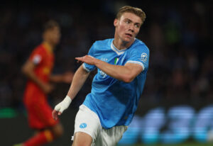 Rasmus Højlund i kamp for Napoli.