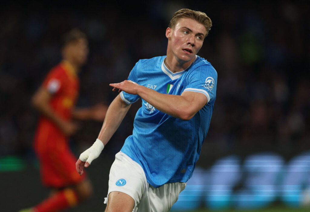 Rasmus Højlund løber.