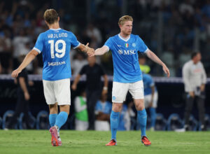 Rasmus Højlund og Kevin De Bruyne giver hinanden en high-five.