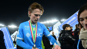 Scott McTominay skriver en autograf til en fan.