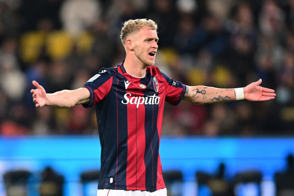 Jens Odgaard slår ud med armene.