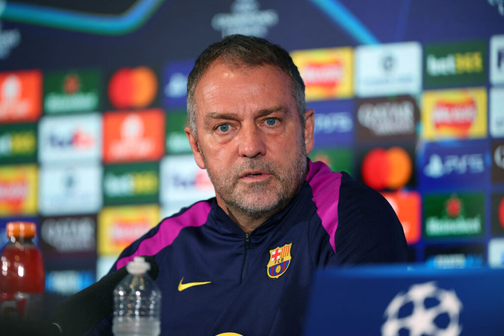 Hansi Flick besvarer spørgsmål på et pressemøde