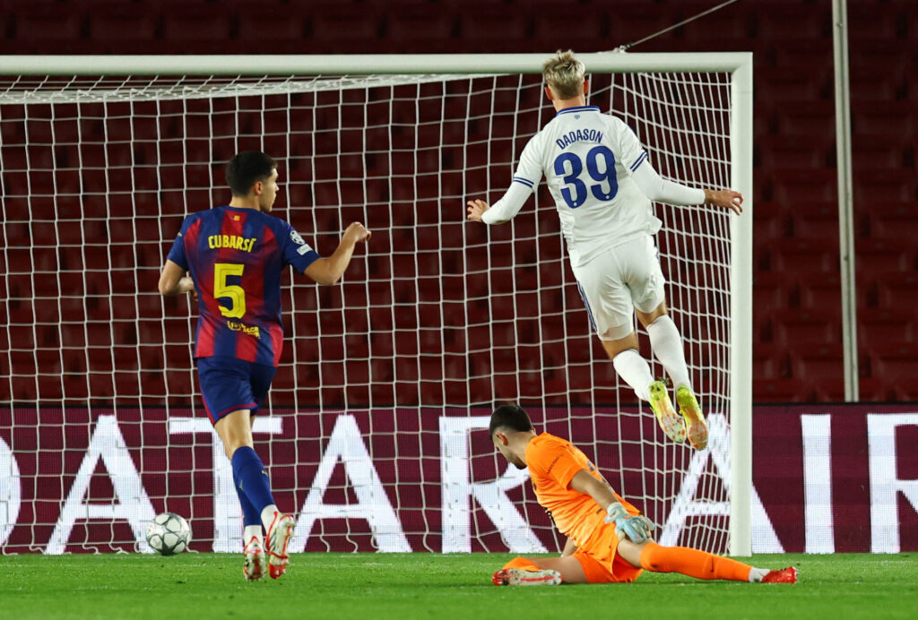 Viktor Dadason scorer mod FC Barcelona