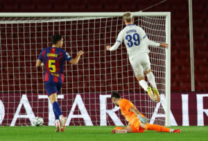 Viktor Dadason scorer mod FC Barcelona