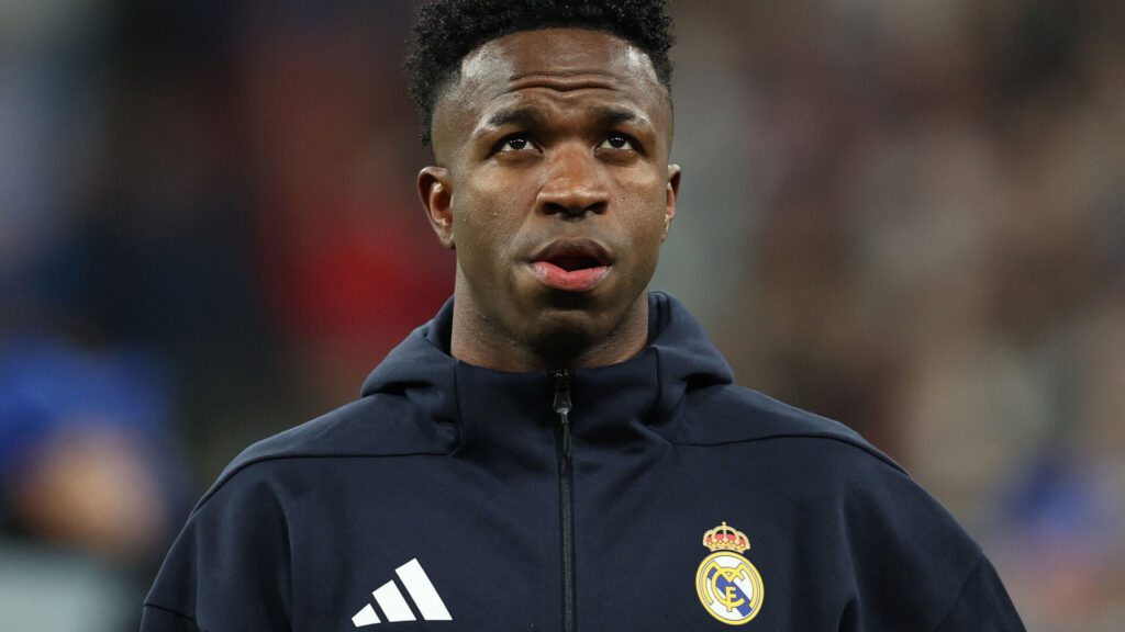 Real Madrids Vinicius Junior kigger op.
