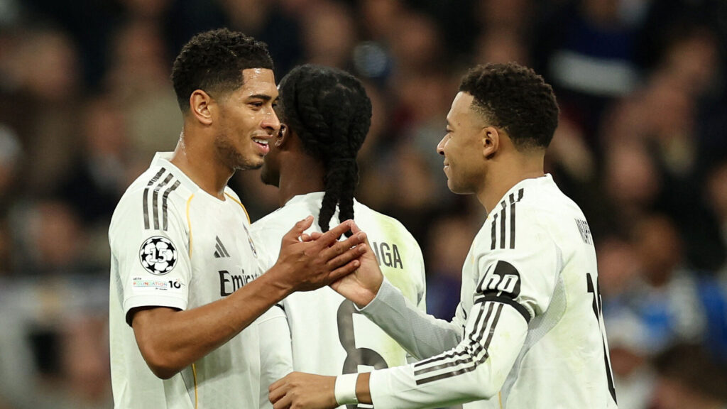 Real Madrids Jude Bellingham og Kylian Mbappé giver hånd