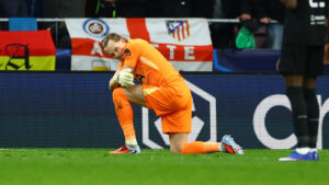 Tottenham-målmand Antonín Kinsky i knæ efter Champions League-fadæse.