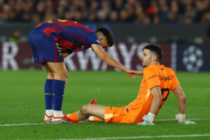 Joan Garcia i græsset med det, han troede var en skade.