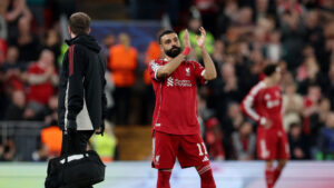 Mohamed Salah klapper ud mod tilskuerne.