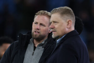 Kasper Schmeichel står med sin far, Peter, til en Champions League-kamp.