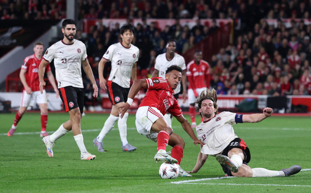 Mads Bech smider sig ned i et forsøg på at blokere bolden