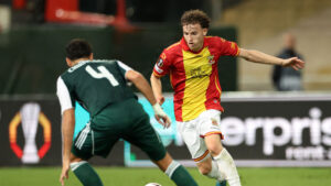 Jakob Breum dribler modstander