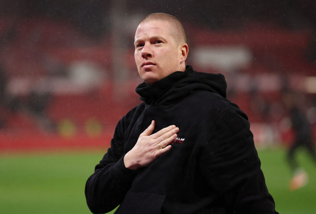 Mike Tullberg med en hånd på brystet.