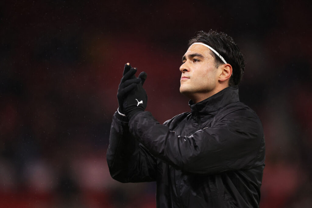 Aral Simsir klapper.