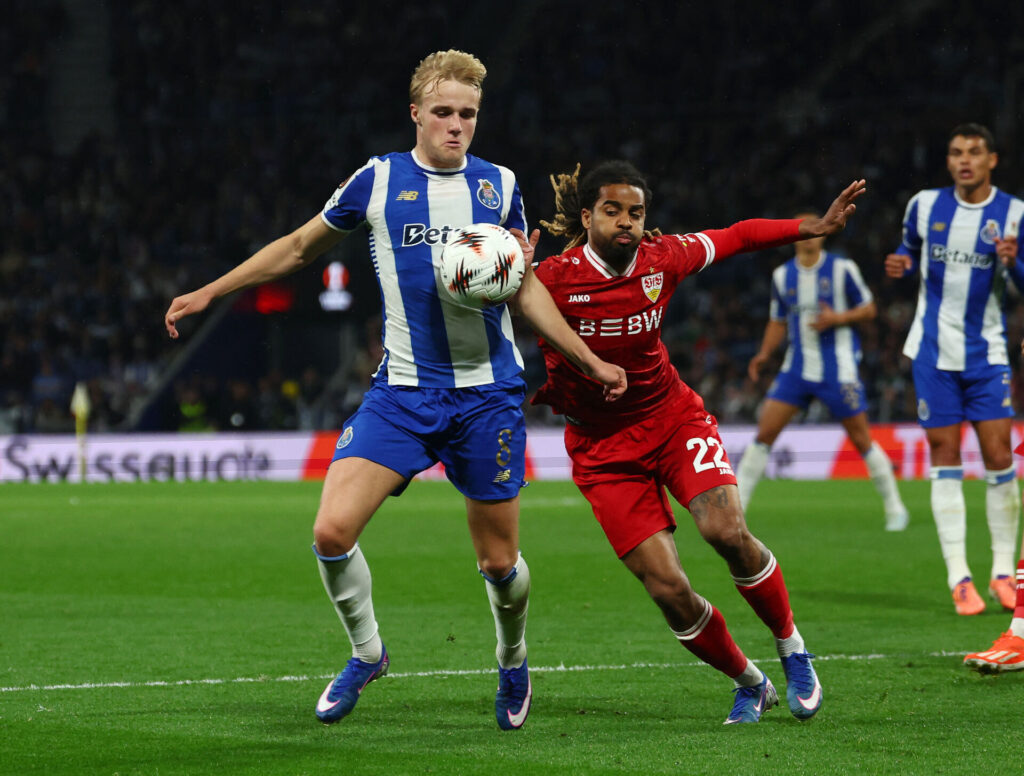 Victor Froholdt i kamp for Porto.