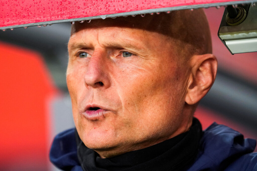 Ståle Solbakken kigger koncentreret