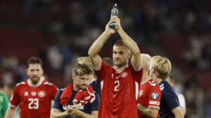 Joachim Andersen med armene over hovedet i dansk landsholdstrøje.