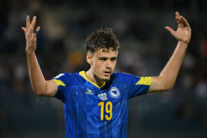 Kerim Alajbegovic fejrer et mål for Bosnien.