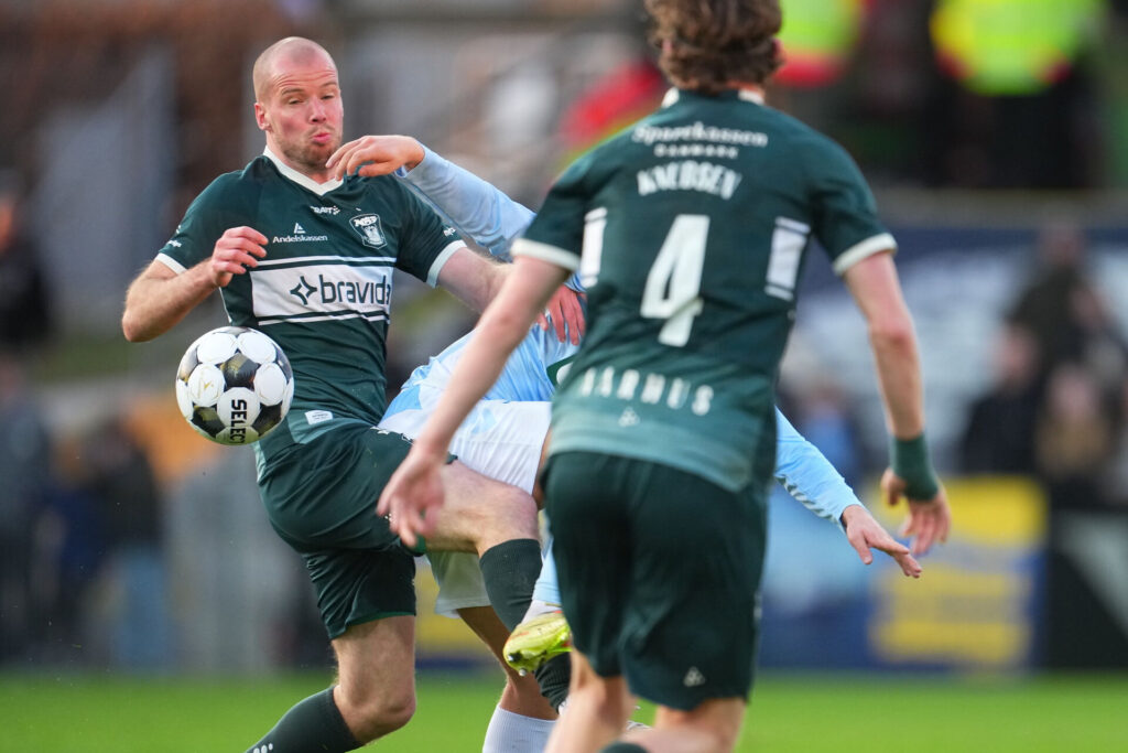 Nicolai Poulsen i en duel om bolden.