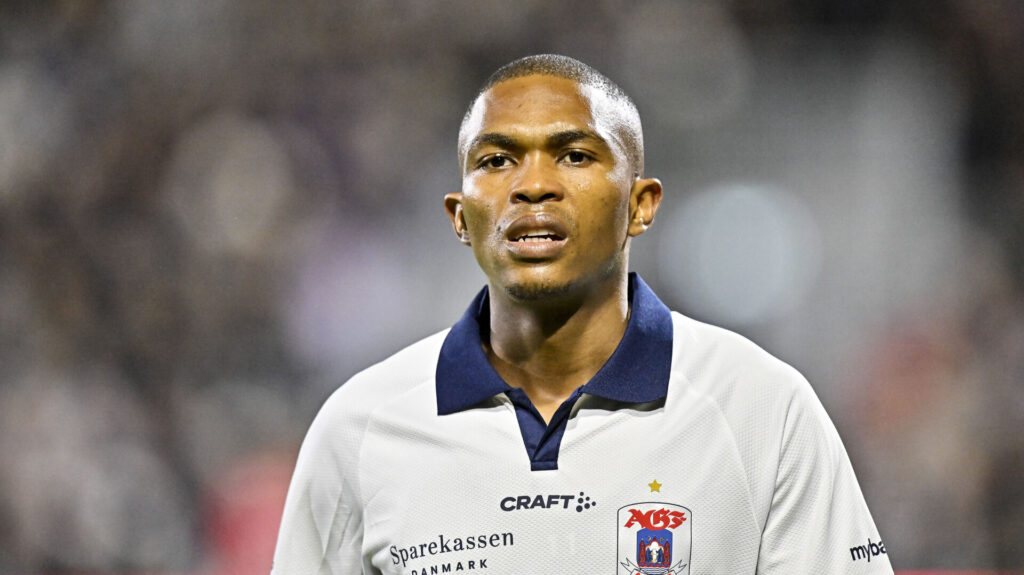 Gift Links med et opmærksomt udtryk.