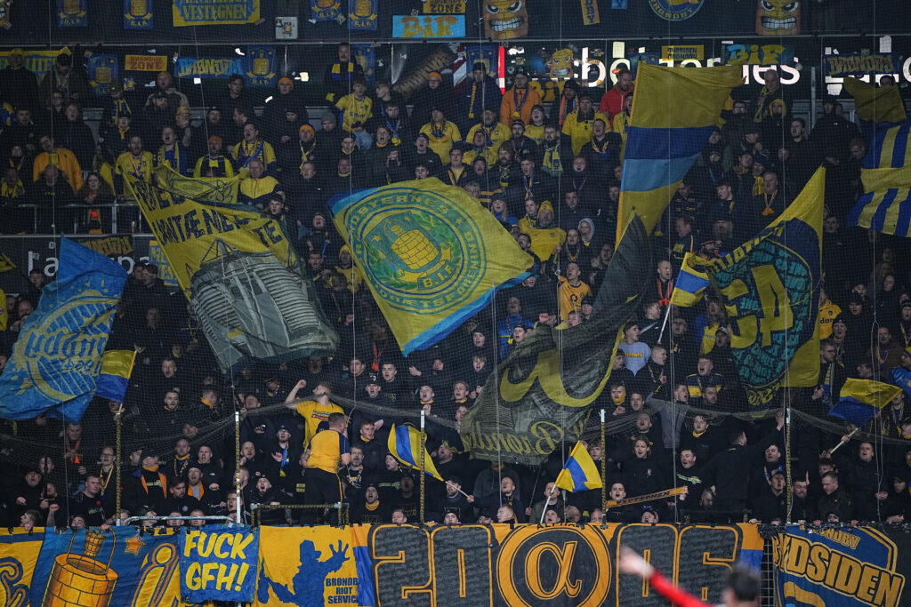 Brøndby-fansene flager