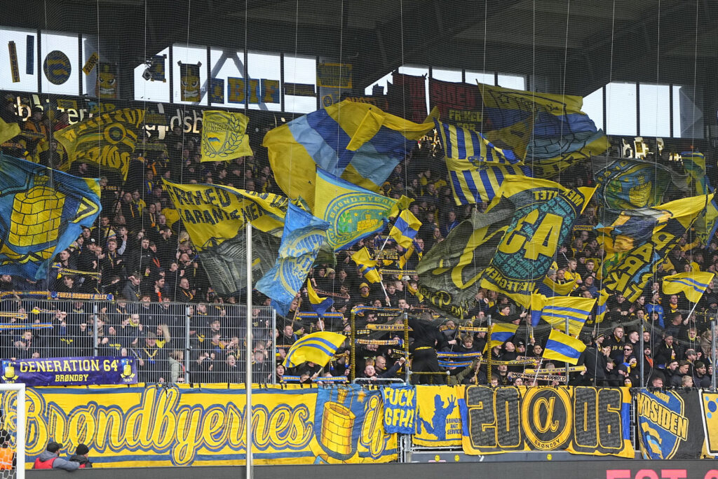Brøndbys medrejsende fans på udebaneafsnit på MCH Arena